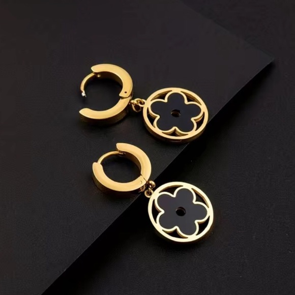Women’s 18K Gold Stainless Steel Black Flower Earring Studs  Fashion Earrings - Picture 5 of 6